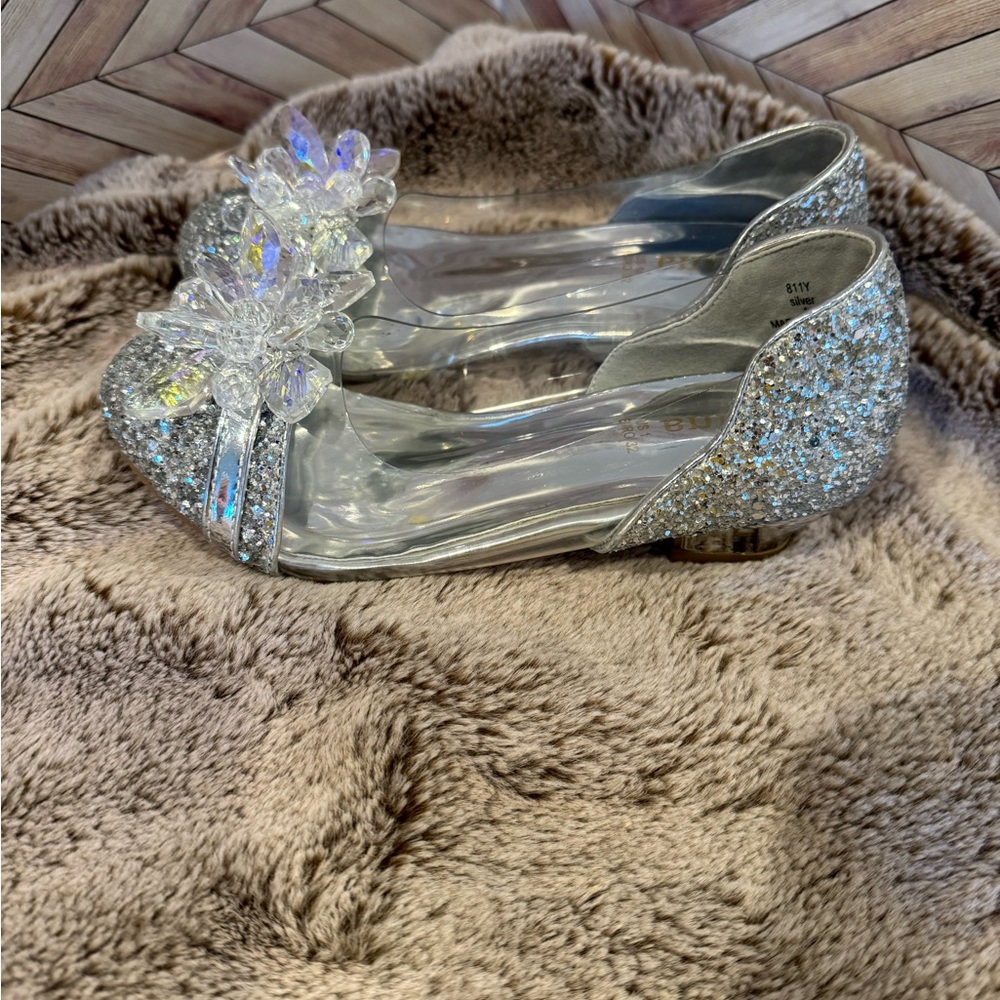 Girls size 1 Funna princess wedding shoes. Silver with clear embelishment flower